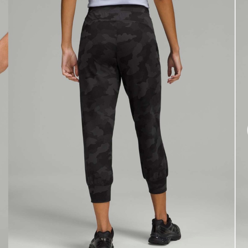 Lululemon Ready to Rulu High-Rise Crop Jogger
Heritage 365 Camo Deep Coal pants